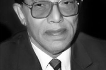 مصطفى محمود مفكر وطبيب وكاتب مصري