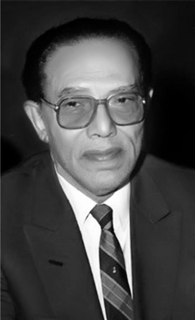 مصطفى محمود مفكر وطبيب وكاتب مصري