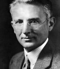 ديل كارنيجي كاتب أمريكي ومؤلف في تطوير الذات