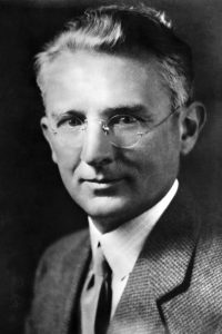 ديل كارنيجي كاتب أمريكي ومؤلف في تطوير الذات